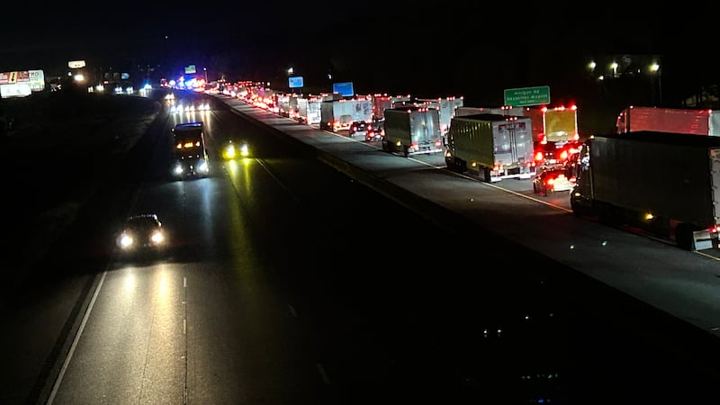 Un incendio vehicular provoca el cierre de la I-459 en dirección sur a la altura de la salida...
