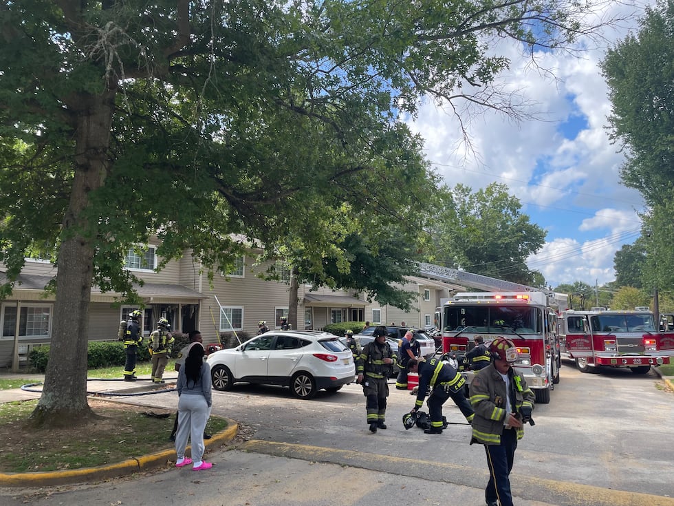 Un apartamento en Center Point resultó dañado por un incendio a última hora de la mañana del...