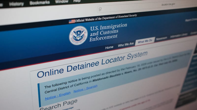 ARCHIVO – El sitio web del Servicio de Inmigración y Control de Aduanas de Estados Unidos...
