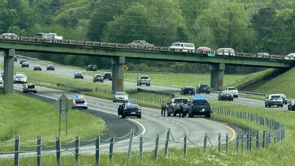 Las autoridades han arrestado a dos personas tras una persecución automovilística en la I-65,...