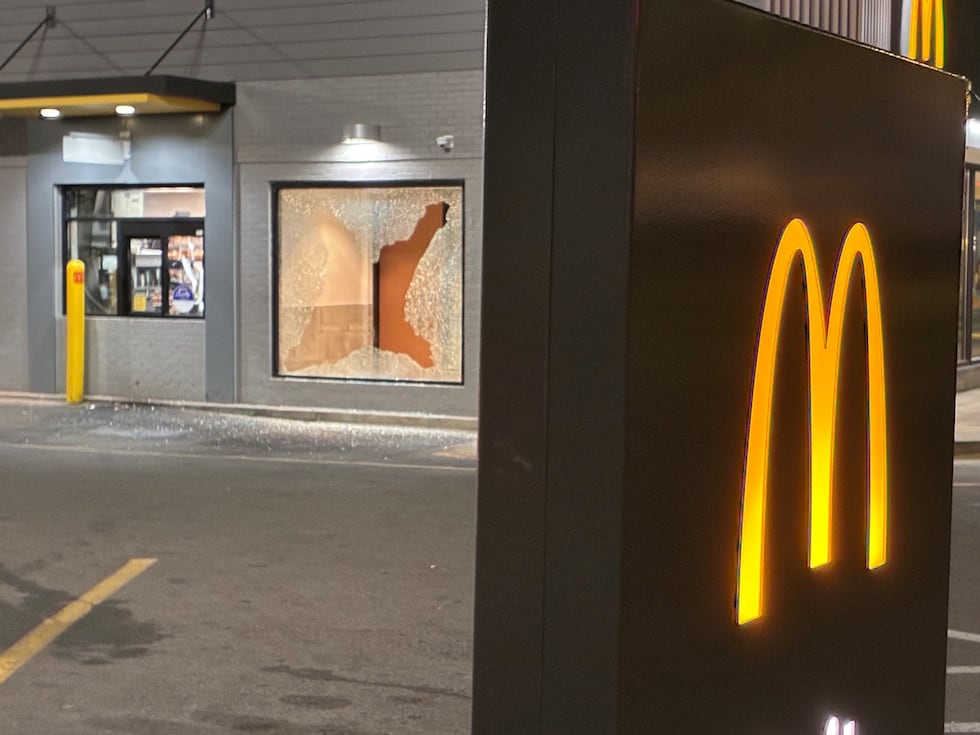 Un tiroteo ocurrido el lunes por la noche en Birmingham causó daños en el McDonald's de 5...