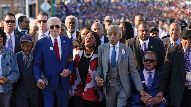 El presidente Joe Biden inicia una marcha a través del puente Edmund Pettus en Selma, Alabama,...