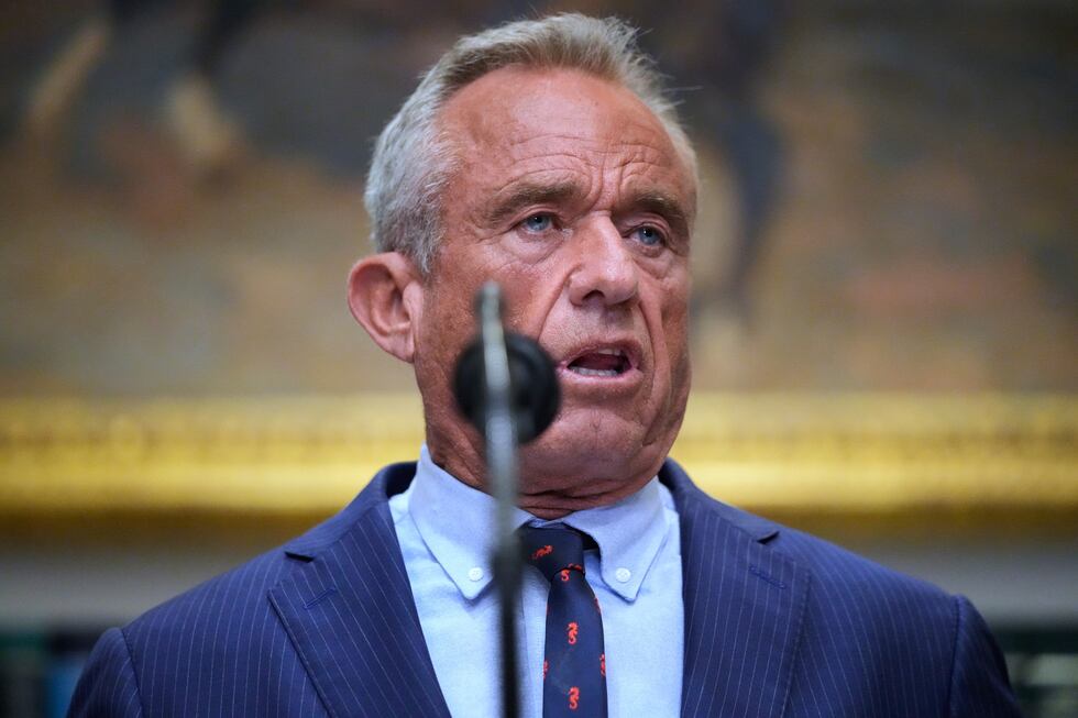 El secretario de Salud y Servicios Humanos de EEUU, Robert F. Kennedy Jr., habla en la Casa...