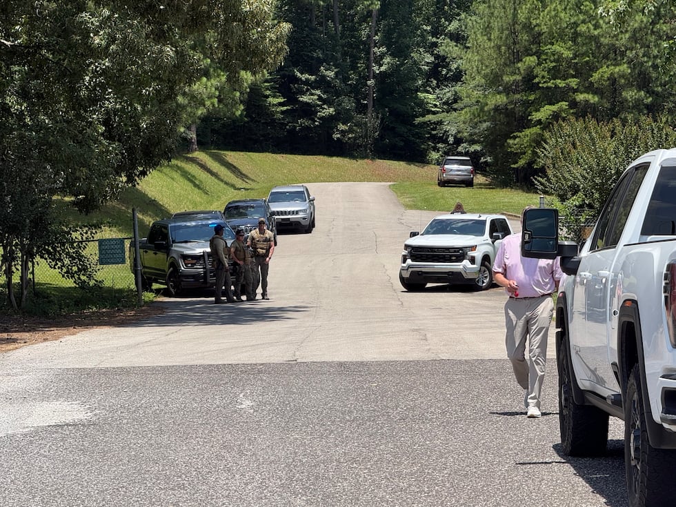 Agentes federales ejecutan órdenes de registro en una planta de Birmingham en el marco de una...