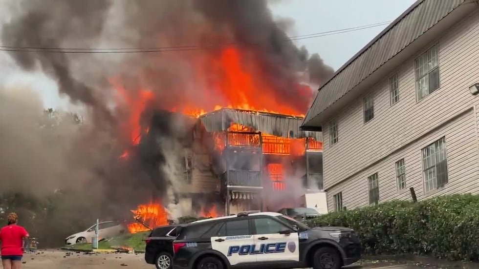 Equipos combaten un incendio en un edificio de apartamentos en Birmingham.