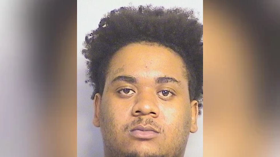 Keyonta Jones, de 23 años, fue arrestado y acusado de ocho cargos de agresión.