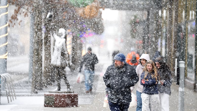 Una intensa nevada cae en el centro comercial Nicollet el domingo 28 de diciembre de 2025, en...