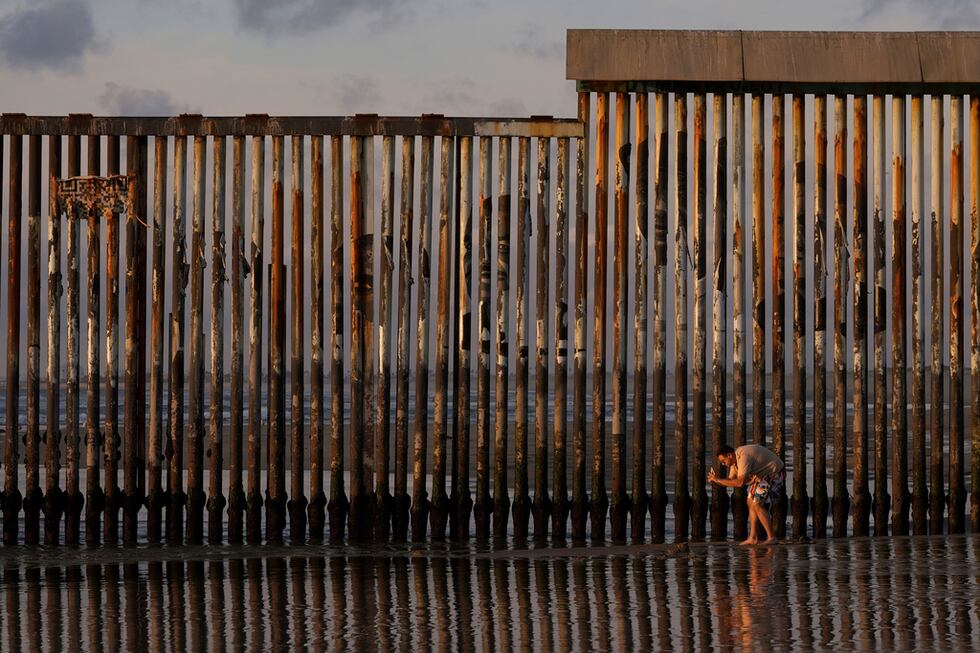 Parte del muro que separa a Estados Unidos de México en Tijuana, México, el 28 de enero del...