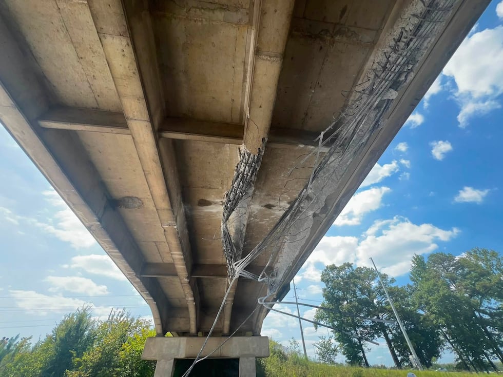 Según el Departamento de Transporte de Alabama (ALDOT), a las 11:47 a. m., una maquinaria de...