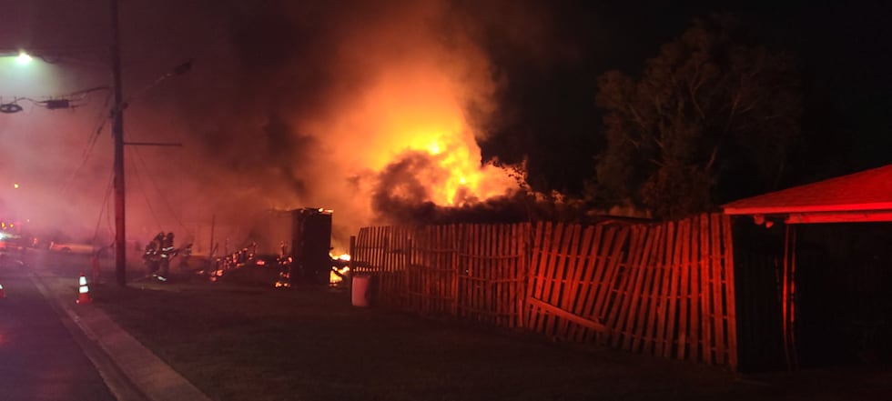 El incendio ocurrió en la Calle 25 Norte y la Corte 12 Norte, alrededor de las 4 a. m. del...