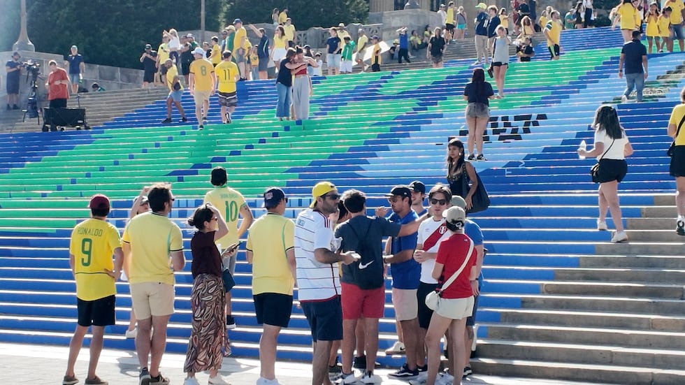 Los aficionados brasileños se reunieron en las escaleras de «Rocky» en Filadelfia antes del...