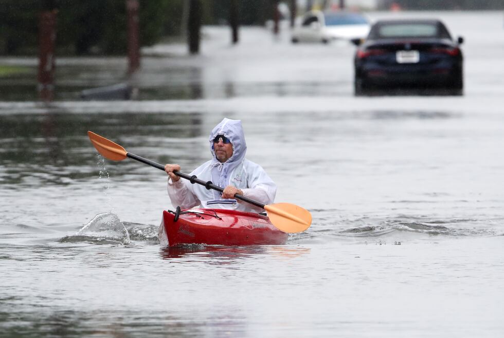Ted Friedli navega en kayak por un tramo inundado de Florence Avenue durante una tormenta, en...
