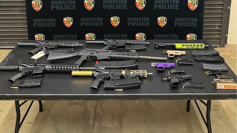 Se recuperaron varias armas y drogas tras una investigación en Anniston.