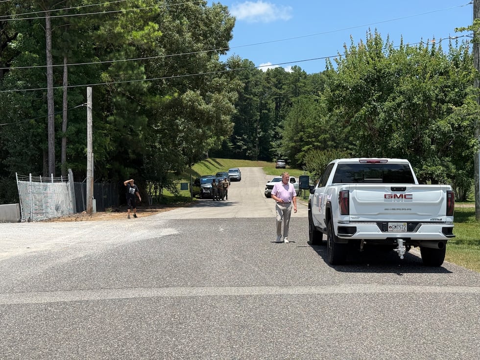 Agentes federales ejecutan órdenes de registro en una planta de Birmingham en el marco de una...