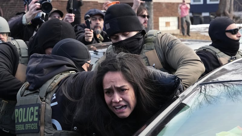 Una persona es detenida en medio de protestas contra la ofensiva de detención de inmigrantes...