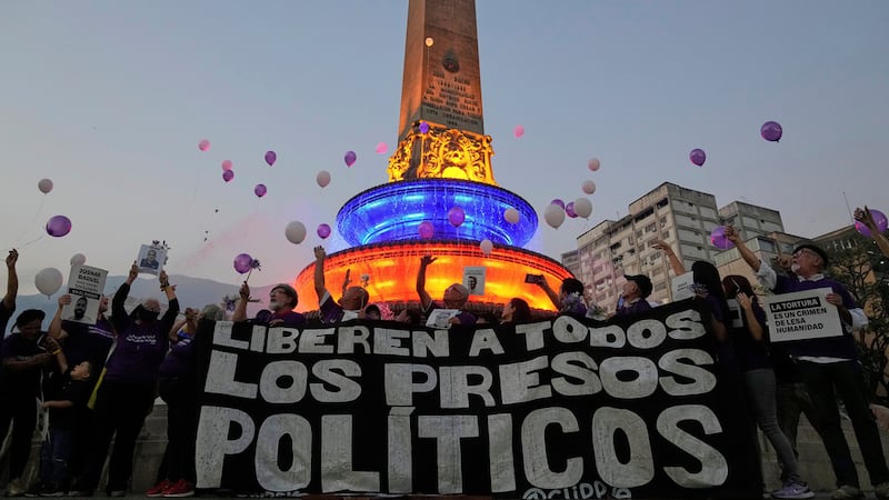 ARCHIVO - Activistas y familiares de presos lanzan globos para pedir la libertad de los presos...