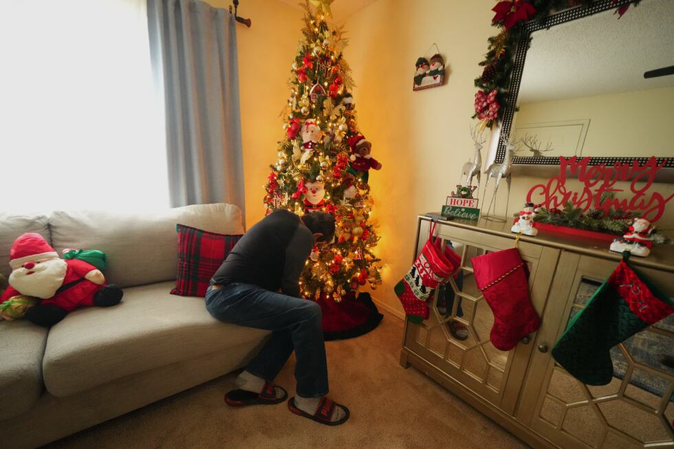 Ernesto, un inmigrante venezolano, enciende un árbol de Navidad en su casa, el 18 de noviembre...