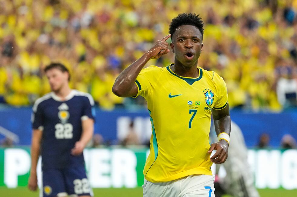 Vinicius Junior, de Brasil, celebra tras conseguir el segundo tanto en el duelo mundialista...