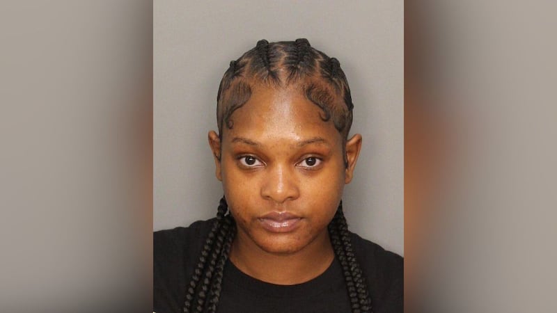 Ebony Nichole Jackson está acusada de explotación financiera de personas mayores y uso...