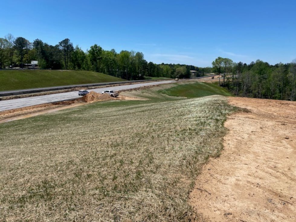 Dos vistas opuestas de la nueva variante de la carretera 82 que atraviesa partes de Gordo. Las...