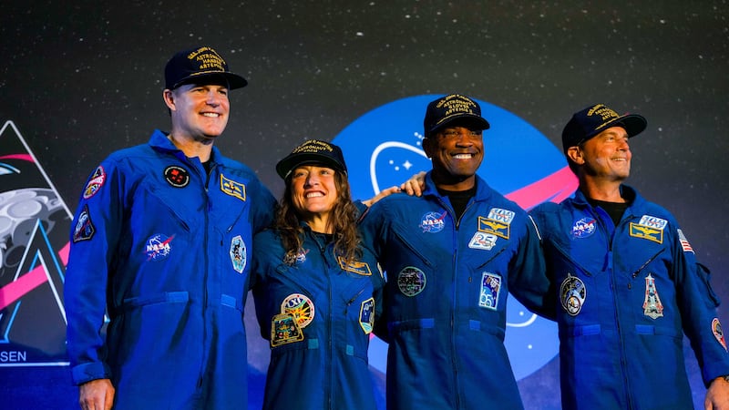 De izquierda a derecha, Jeremy Hansen, Christina Koch, Victor Glover y Reid Wiseman, la...