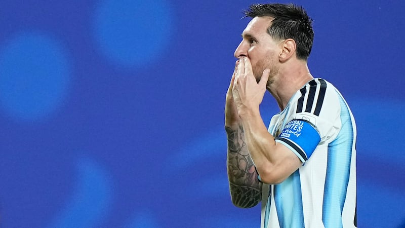 Lionel Messi, de la selección de Argentina, festeja tras anotar su tercer gol del partido ante...