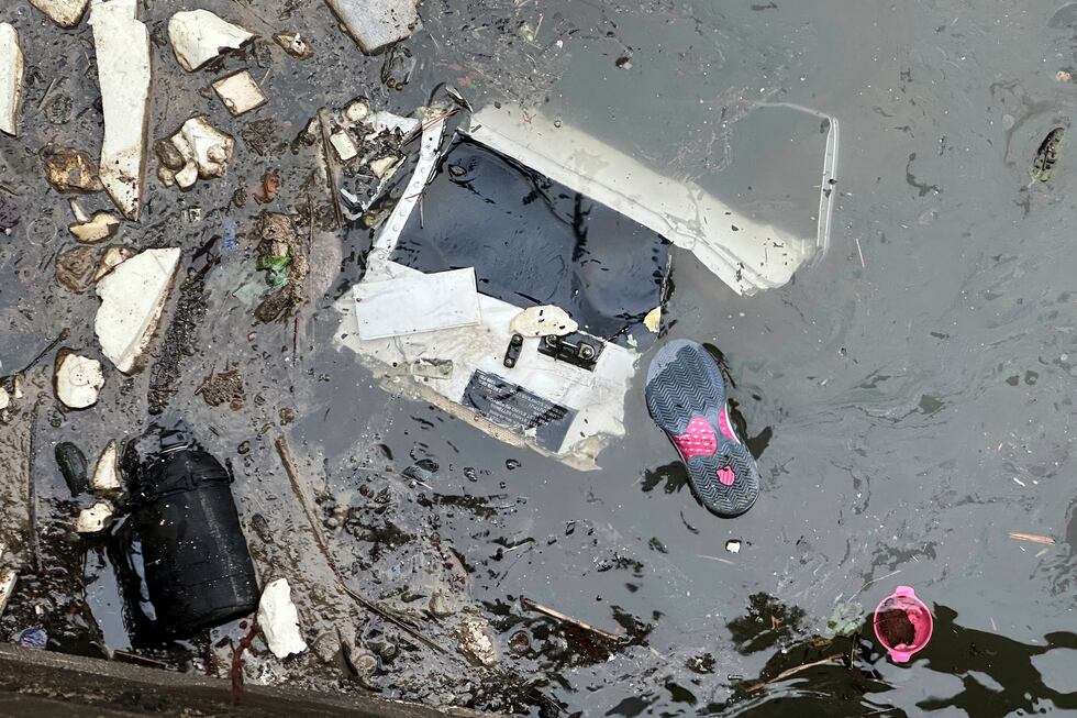 Restos de un helicóptero flotan en el agua en el sitio donde un helicóptero se estrelló en el...