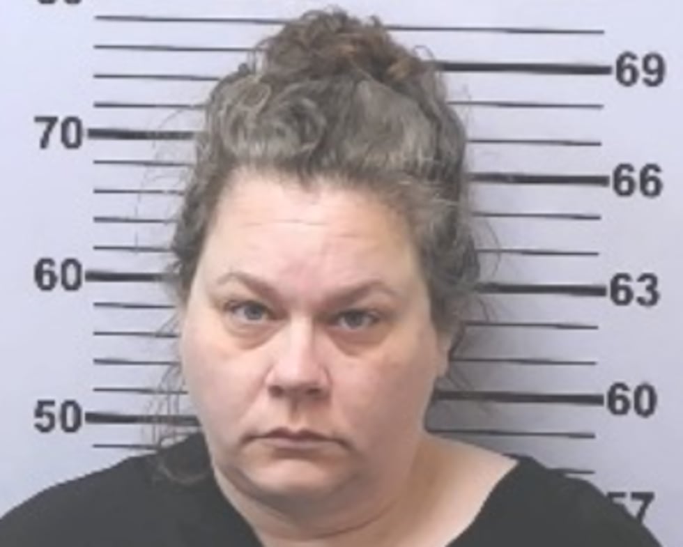 Madre acusada de asesinato y abuso infantil agravado por la muerte de su hijo.