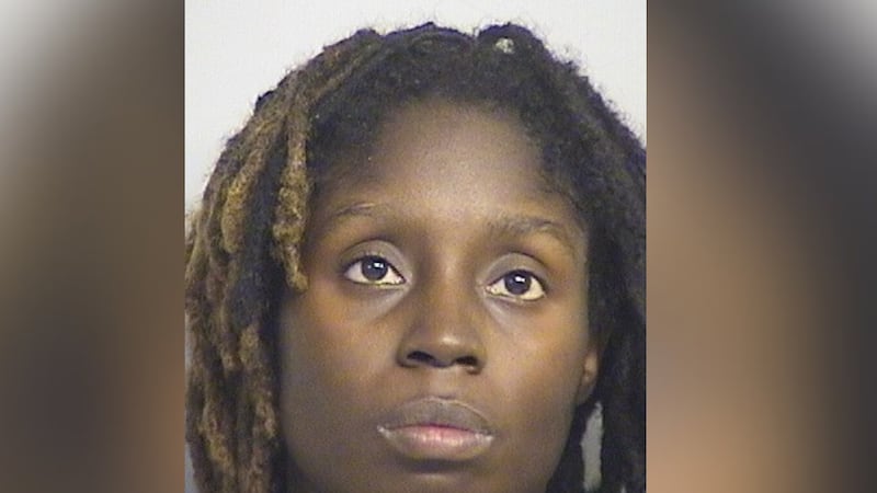 La madre del bebé, Ja’keisa Knox, de 29 años, enfrenta un cargo de delito grave por abuso...