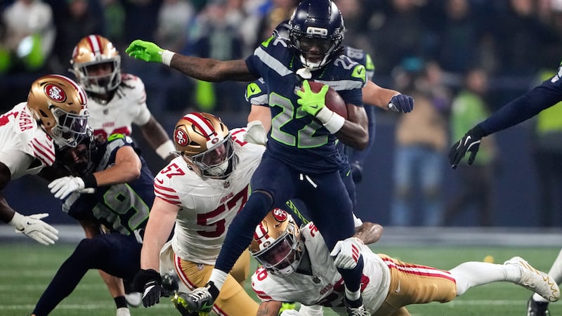 El receptor de los Seahawks de Seattle Rashid Shaheed corre con el balón tras regresar una...
