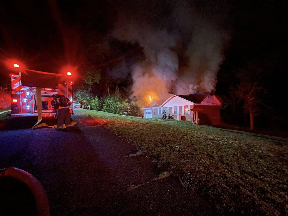 Las autoridades están investigando un incendio en una casa en Center Point.