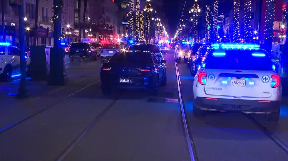 Presencia policial en Canal Street, en Nueva Orleans, luego de que se reportara un atropello...
