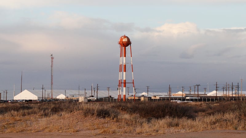 Una serie de tiendas de campaña reforzadas en el centro de detención de inmigrantes Camp East...