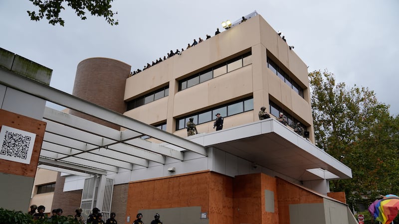 ARCHIVO - Agentes policiales resguardan una instalación del Servicio de Inmigración y Control...