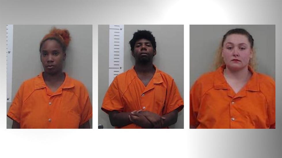 Lashaundra Howard (izquierda), Keyontay Jones (centro) y Destiny Pitts (derecha).