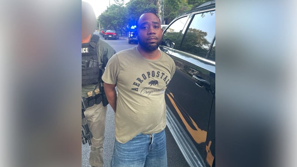 Dontrell Bennett, de 36 años y residente de Glendale, Arizona, ha sido acusado de homicidio...