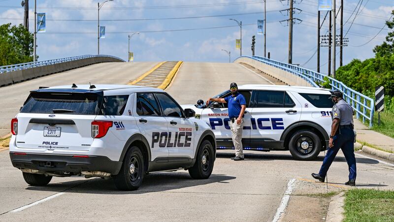 La policía de Baton Rouge bloquea la entrada al campus de la Southern University en la esquina...