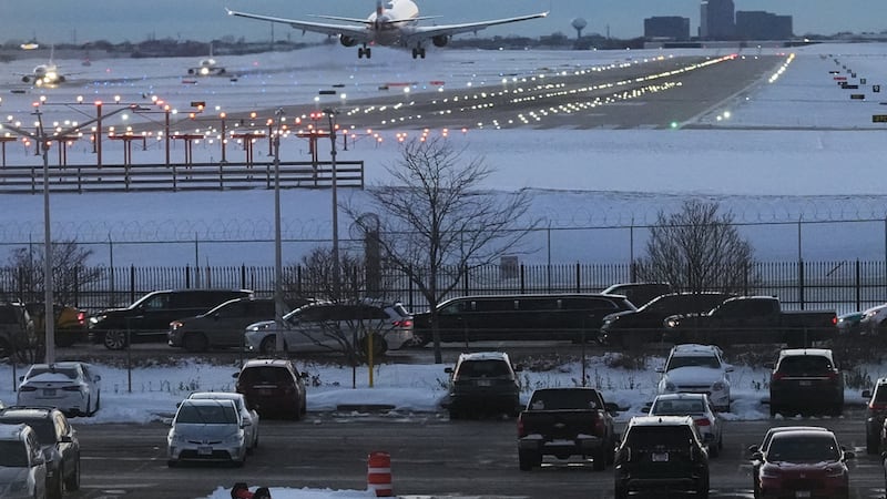 Un avión aterriza en el Aeropuerto Internacional O'Hare en Chicago el 30 de noviembre del...