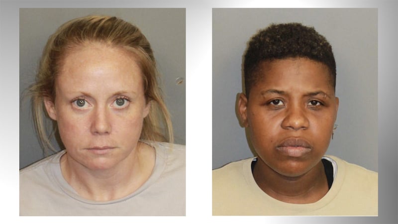 Lindsey White (izquierda) y Martika Woods, de 36 años (derecha), fueron acusadas de robo de...