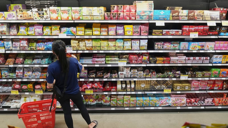 ARCHIVO – Una clienta adquiere golosinas de jengibre hechas en China en 99 Ranch Market, una...