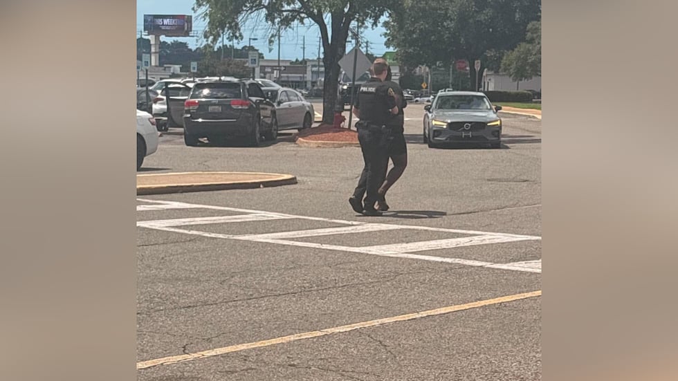 La policía de Tuscaloosa informa que una mujer roció con gas pimienta a varias personas dentro...