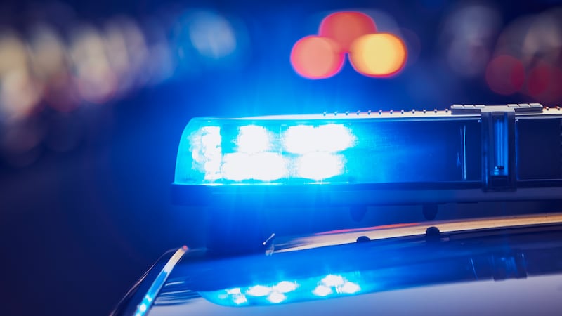 El conductor del auto perdió el control mientras iba al oeste en Campbellton Road y el...