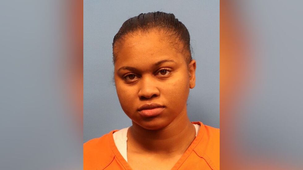 Symone Reed enfrenta cargos por posesión de un instrumento falsificado y robo de propiedad.