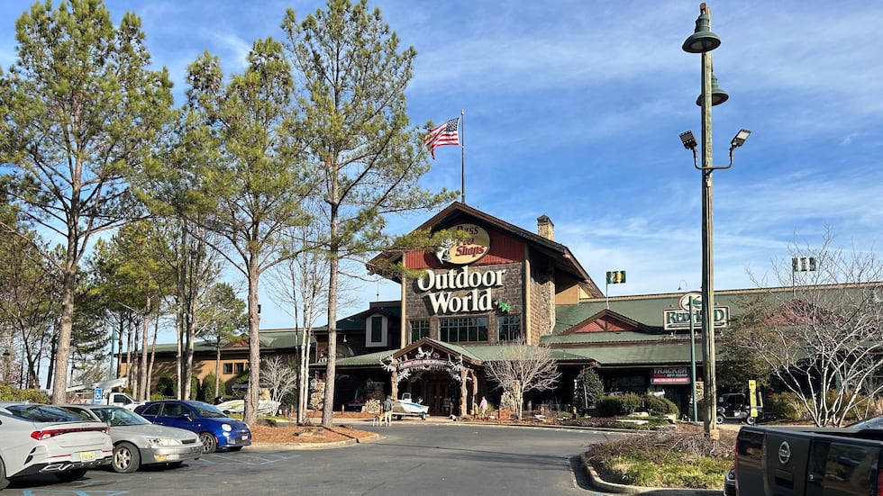 Una fotografía exterior de Bass Pro Shops Outdoor World en Leeds, Alabama.