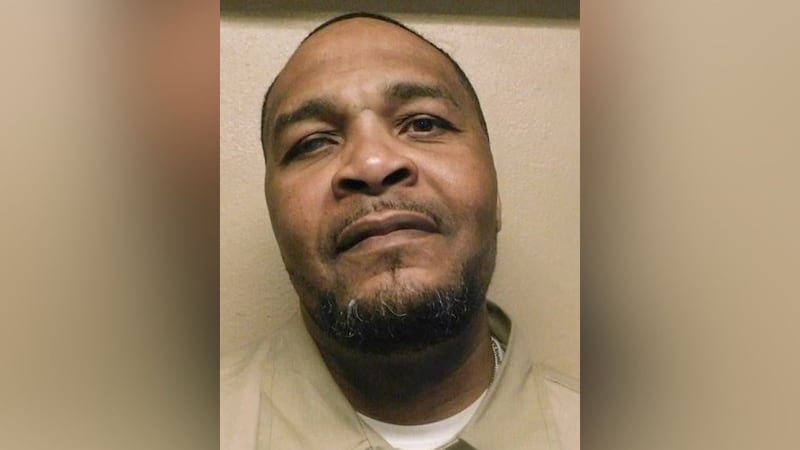 Jeffery Lee, de 49 años, fue declarado muerto a las 6:22 p. m. en el Centro Correccional...