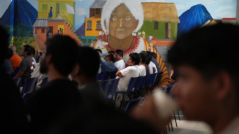 Personas deportadas de Estados Unidos, entre ellas ciudadanos mexicanos, esperan dentro de un...