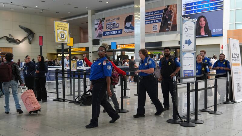 Empleados de la Administración de Seguridad en el Transporte de Estados Unidos salen de un...