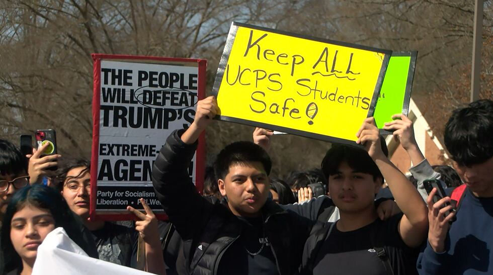 Estudiantes de una escuela preparatoria de Carolina del Norte salieron a protestar contra la...