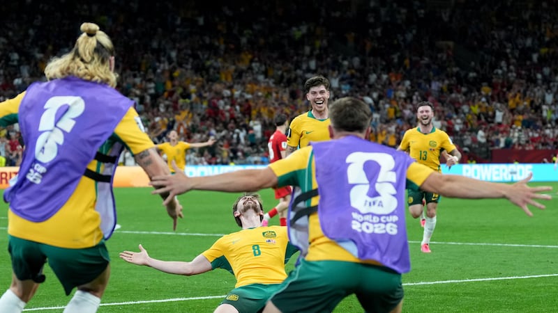 Connor Metcalfe, de Australia, festeja con sus compañeros tras marcar ante Turquía en el...