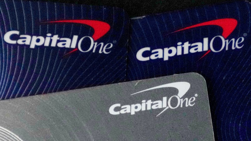 Tarjetas de crédito Capital One se muestran en Mount Prospect, Illinois, el 20 de febrero de...